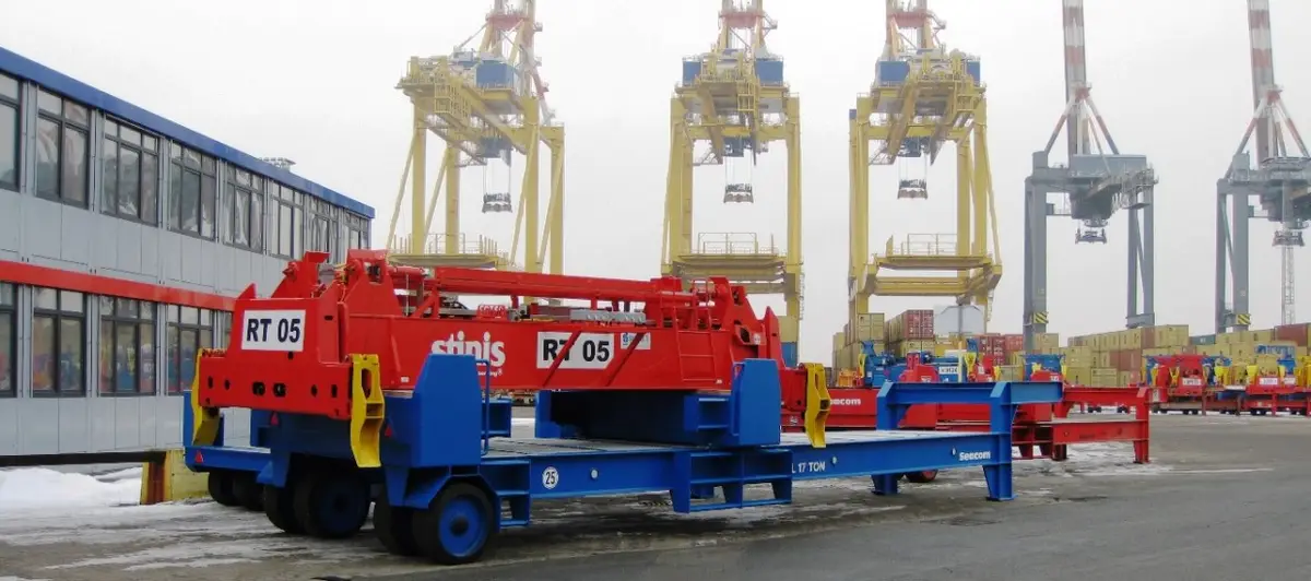 Seacom spreader trailer with container