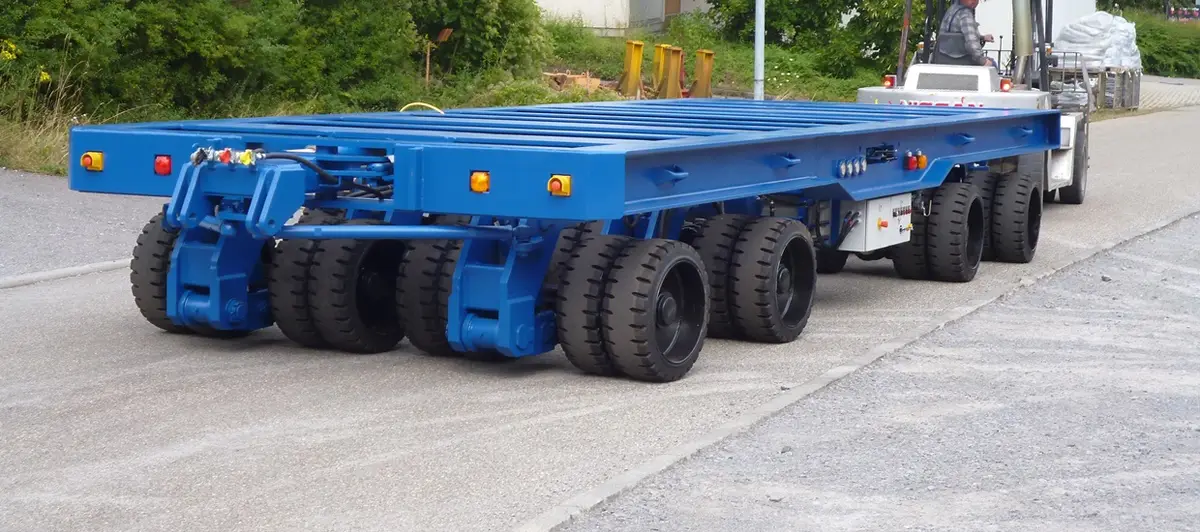 Seacom self-propelled platform truck with lifting frame